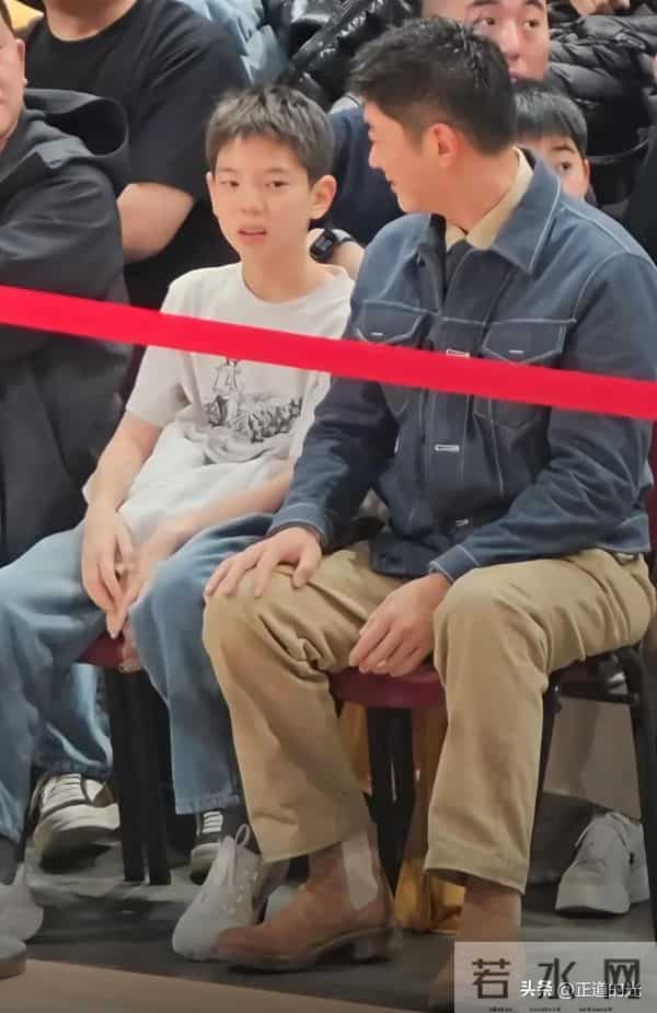 杜江带儿子看男篮比赛 嗯哼龅牙 两颊鼓像金鱼嘴 12岁身高近1米7