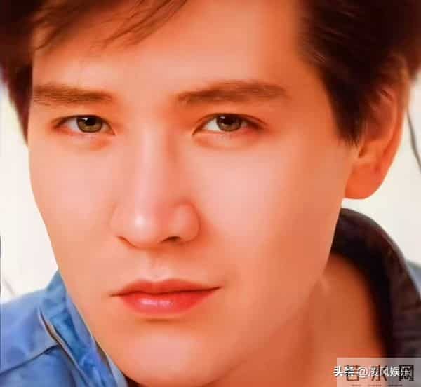 64岁费翔独居英国，房子自带超大花园，母亲去世后养猫为伴不孤单