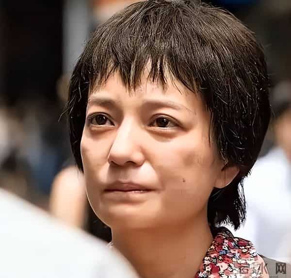 翻身无望！49岁赵薇近况再曝，表弟佘智江被捕，事业婚姻全失败