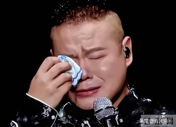 一天三个瓜！睡女粉、郑凯和68岁大姐演姐弟恋、岳云鹏欠税