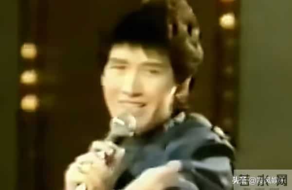 64岁费翔独居英国，房子自带超大花园，母亲去世后养猫为伴不孤单