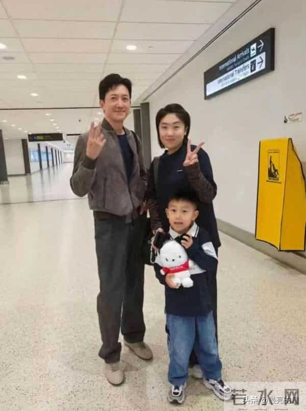 47岁的王阳，他真人看起来好帅气，穿衣非常有型，外表很年轻