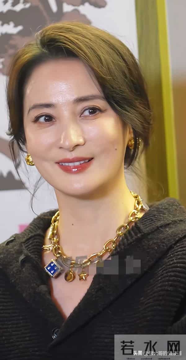 50岁蒋勤勤惊艳亮相！上了年纪啊，脸上身上保留点“肉”是真抗老