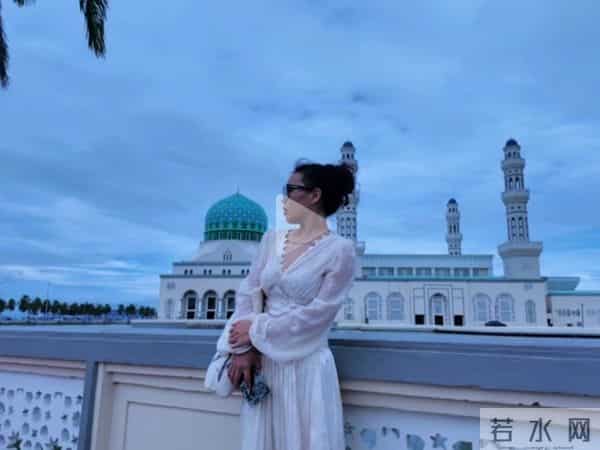 熊磊要从马来西亚回国了，晒出与双子塔同框美照，火力全开怼网友