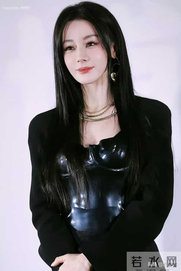 热巴这身材简直是极品，又美又飒，眼神又是那种清冷厌世型！