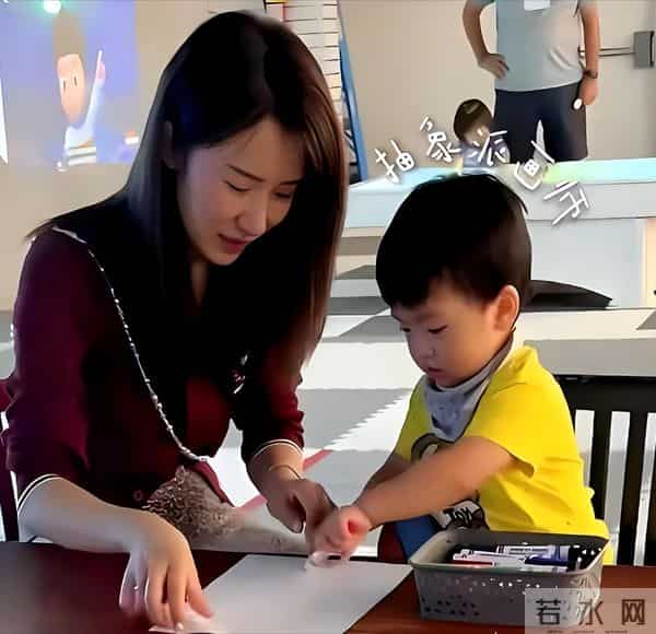 李念带3个孩子去美国，给13岁女儿买打折裙子，三代人同住大别墅