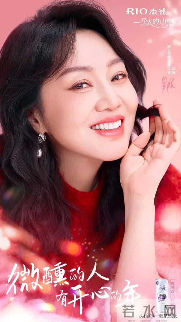 闫妮笑起来的梨涡依旧,眼神清澈明亮,美得如此真实、自然的女神