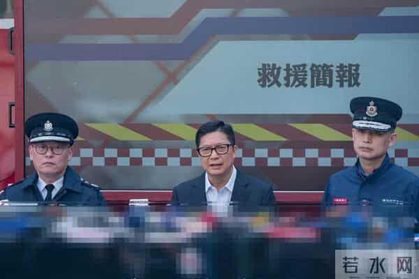 演都不演了！甄子丹三婚老婆谈香港火灾，暗指内地的锅，网友炸锅