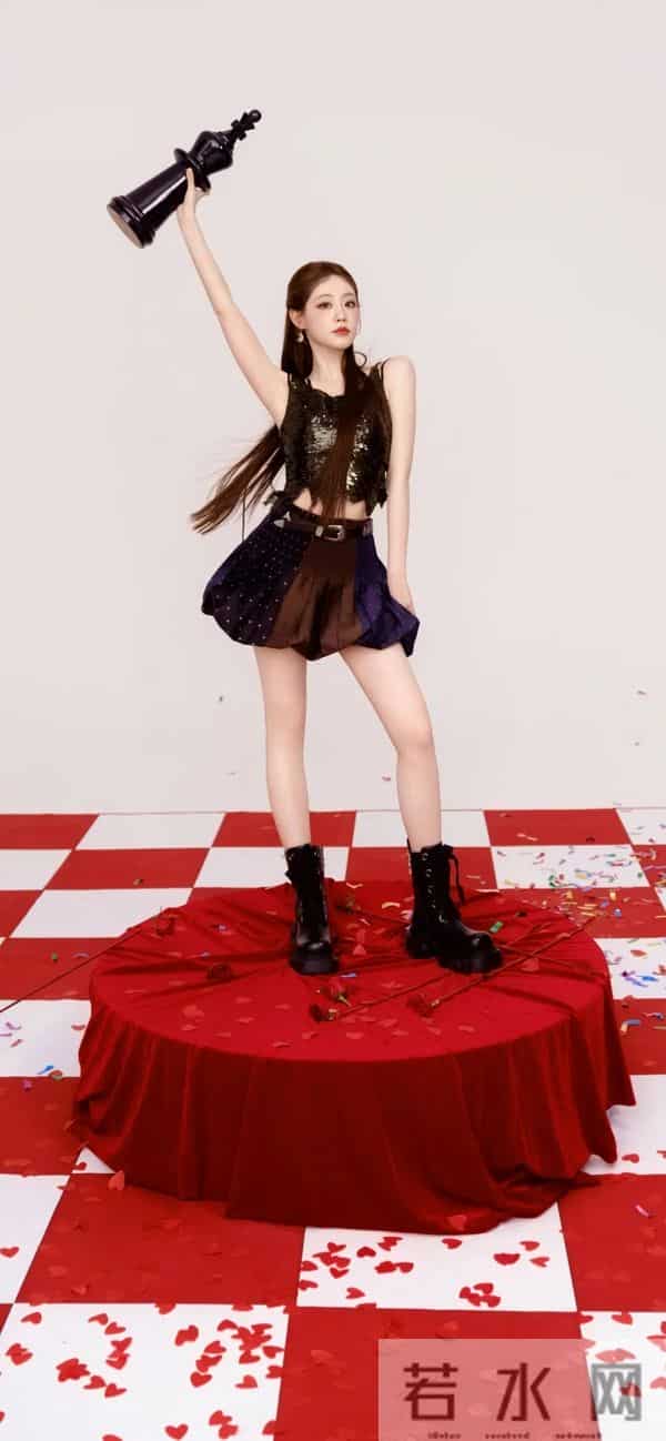祝绪丹｜鎏金黑裙+爱心装置，独立后造型杀疯了！