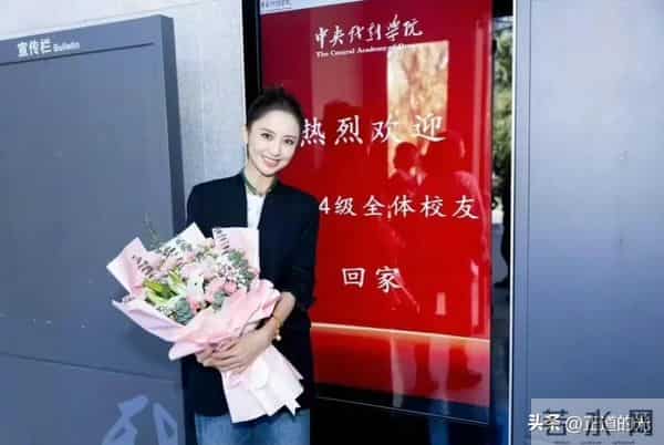 42岁佟丽娅和48岁靳东回中央戏剧学院庆母校75周年 差6岁像两代人