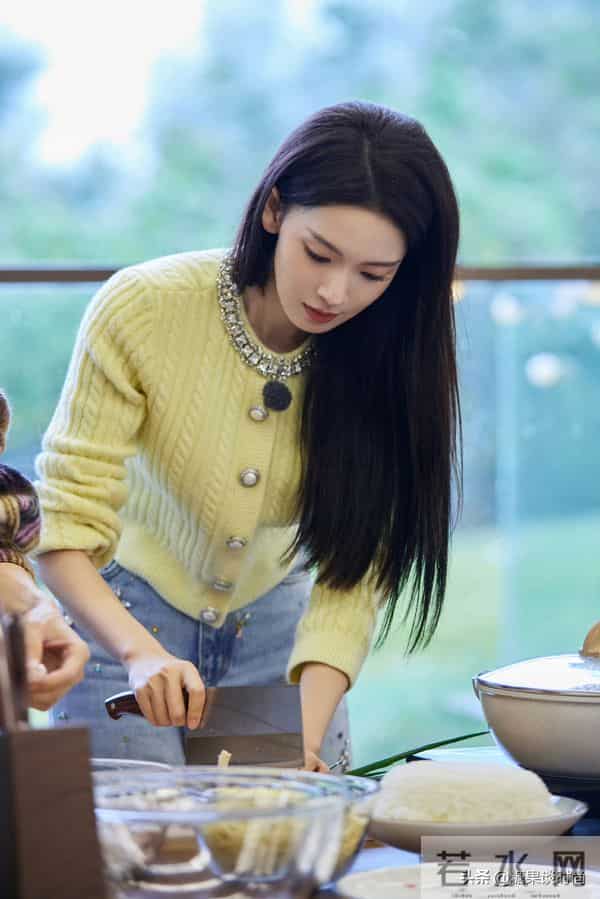 31岁的陈瑶，身穿暖黄小衫+牛仔裤，做起饭来了贤妻良母范啊