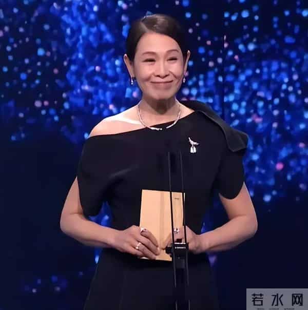 56岁刘若英断崖式衰老，生图曝光变小老太太，脸上无肉气色差