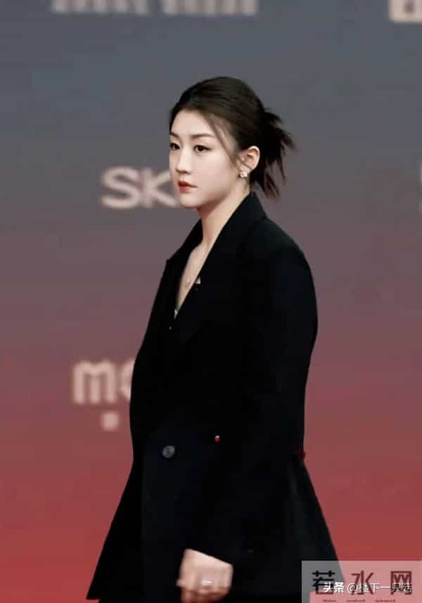 陈梦穿深V黑西装 手插裤兜走路带风 女强人既视感 不打球气场也好强