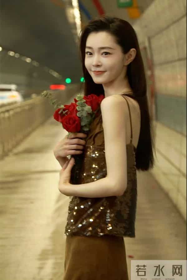 宋轶壁纸，手捧鲜花好美好灵动