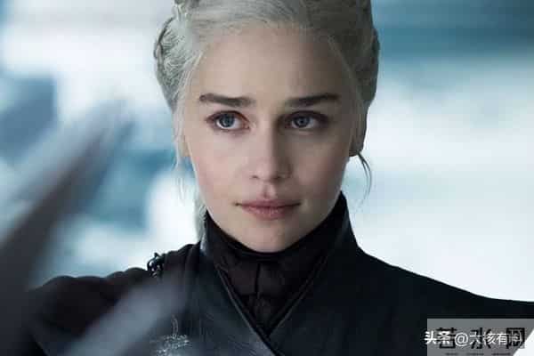 一脱成名的“龙妈”：身材火辣为艺术献身，因裸戏出名却拒绝裸戏