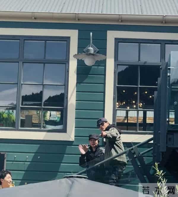 周杰伦戴墨镜鸭舌帽在新西兰皇后镇，帅气依旧！