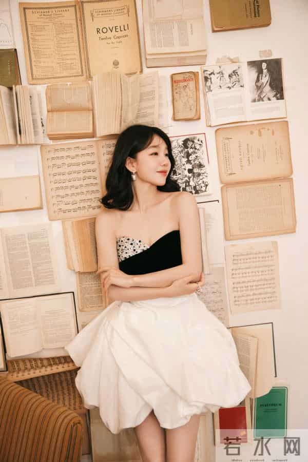 条纹椅撒娇：徐梦洁蓬蓬裙侧头笑