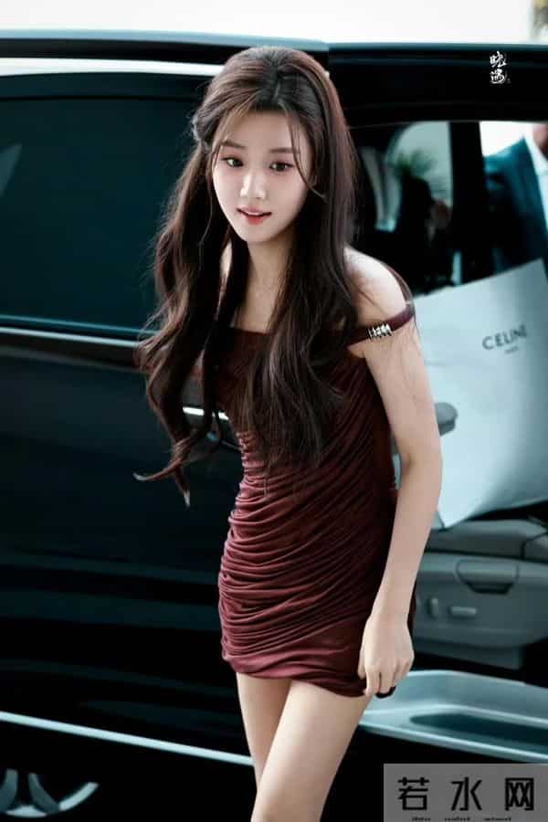 卢昱晓最新物料，归国千金既视感，肤白貌美