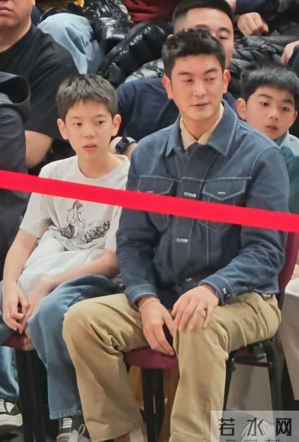 杜江带儿子嗯哼看男篮世预赛，儿子与妈妈霍思燕越来越像！