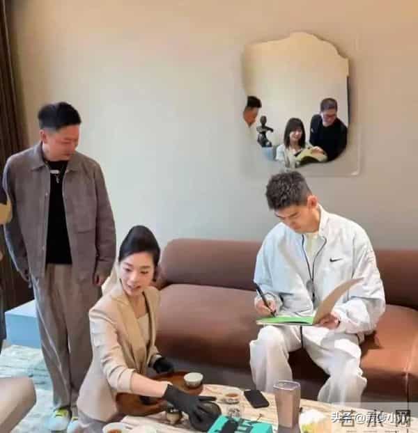 41岁张翰想买7000万豪宅做婚房，在徐汇偶遇，女友颜值不输娜扎