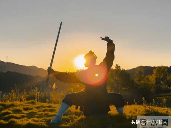 “陈真”梁小龙：定居成都当老板，77岁身手矫健，儿女双全很幸福