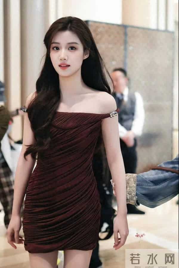 卢昱晓最新物料，归国千金既视感，肤白貌美