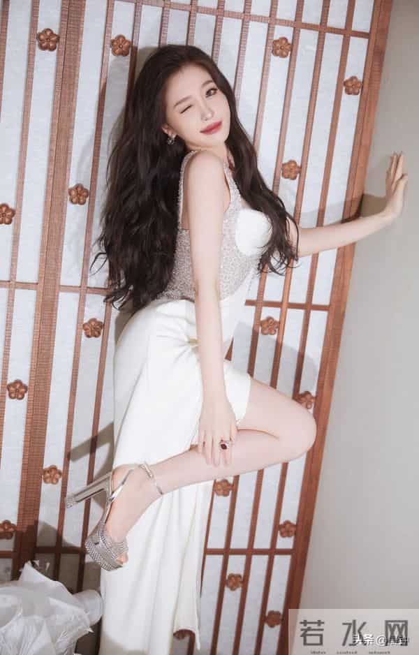 虞书欣白裙钻饰造型杀疯了！甜妹娇俏感谁能顶得住