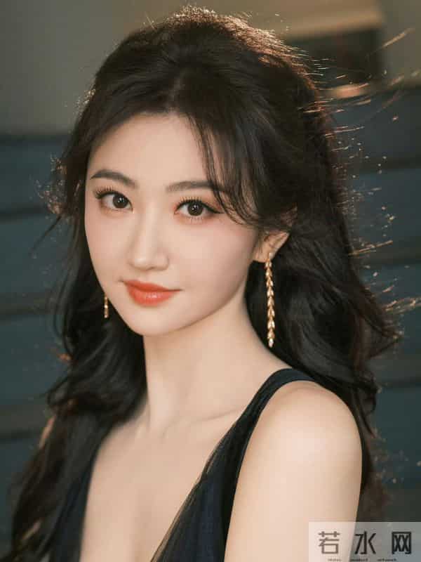 景甜一袭深V露背长裙性感妩媚