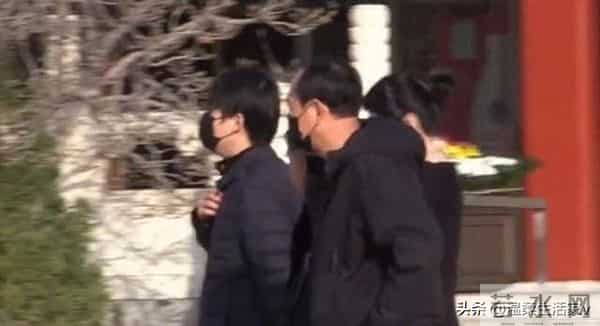 唐嫣现身罗晋父亲葬礼，有3个小细节，透露了俩人如今真实状况