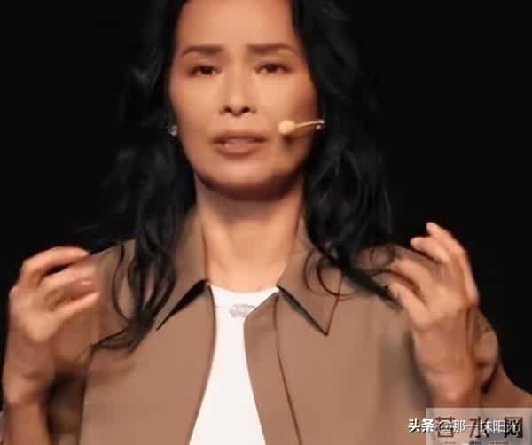 62岁韦唯现状：脊柱断裂已恢复，前夫已死，两个混血儿子回国相伴