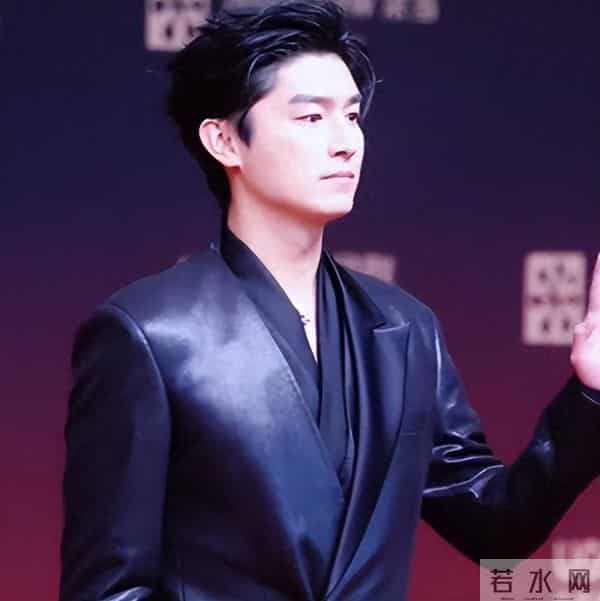 厦门红毯“见光死”，宋轶副乳尴尬，高圆圆皮松肉垮，王丽坤脸胖