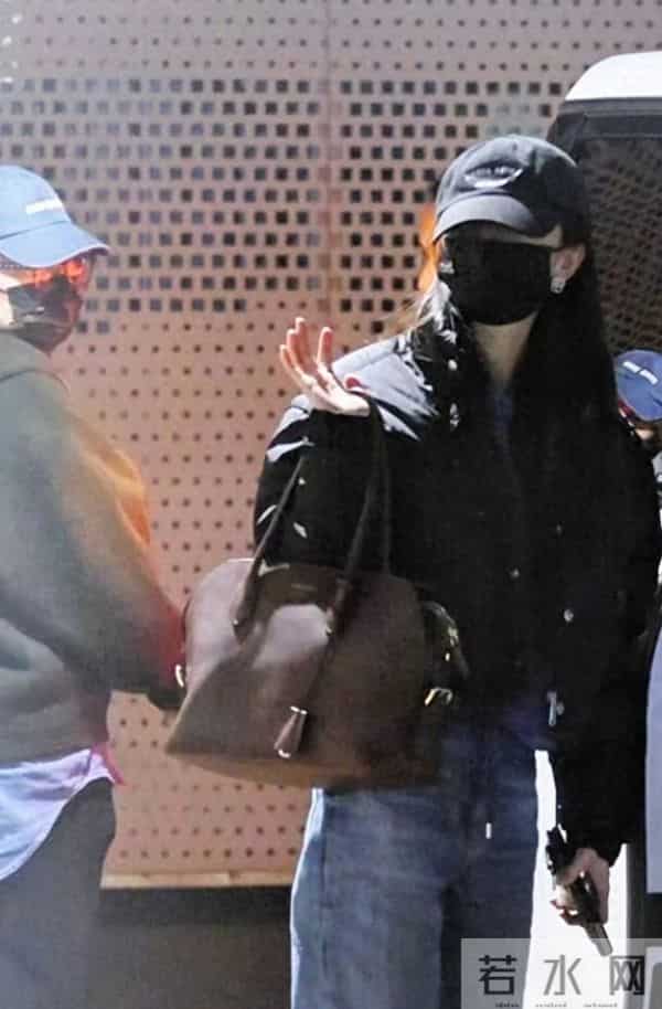 杨幂冬季出行穿搭，黑色短款羽绒绒服加牛仔阔腿裤，既保暖又时尚