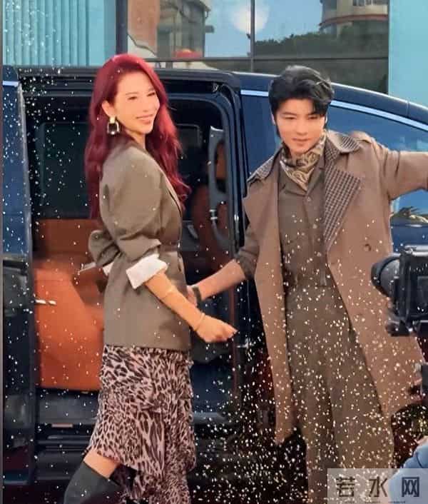 落地凤凰不如鸡？52岁蔡少芬现身广州车展，为钱累脱相，直言辛苦