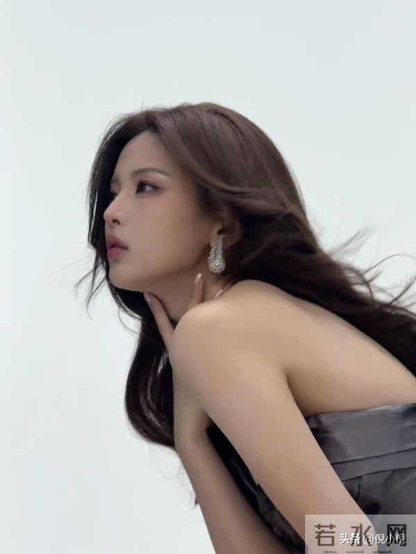 杨超越红毯两套备选也美疯了这勾魂的腿啊