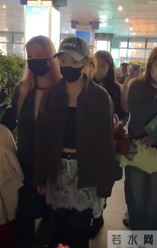陈梦抵达厦门机场，麂皮棕外套配棒球帽，又飒又美