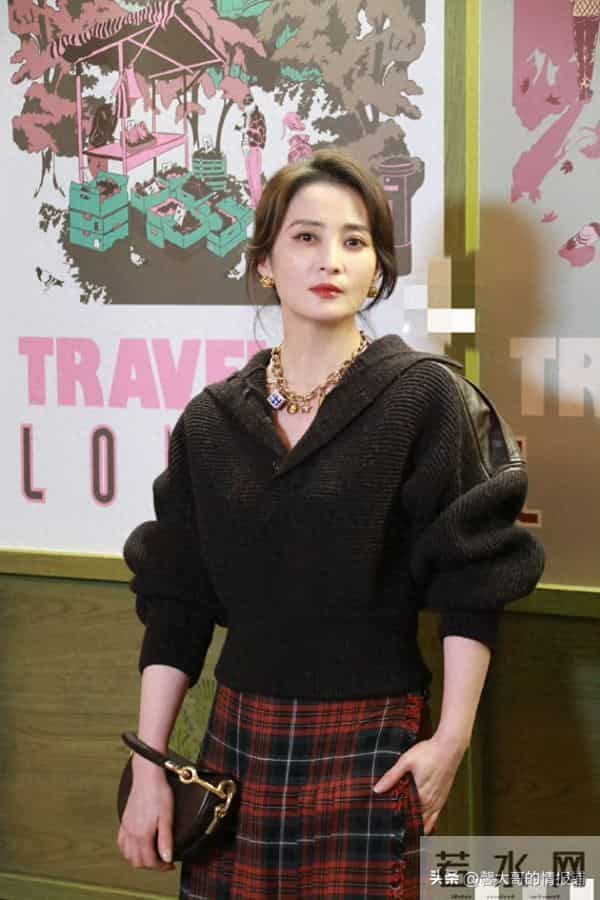 50岁蒋勤勤惊艳亮相！上了年纪啊，脸上身上保留点“肉”是真抗老