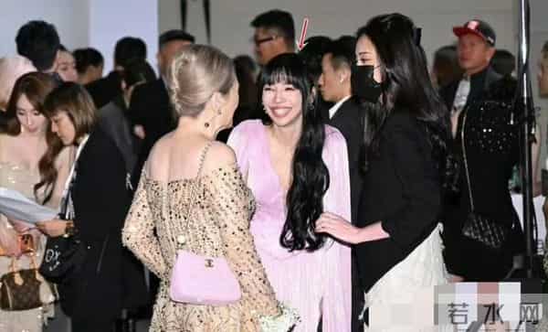 李靓蕾参加邱泽许玮甯婚礼，久违亮相打扮火辣，被吐槽面相都变了