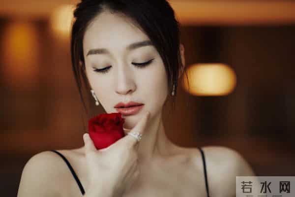 李小冉黑色吊带长裙，尽显婀娜身姿！