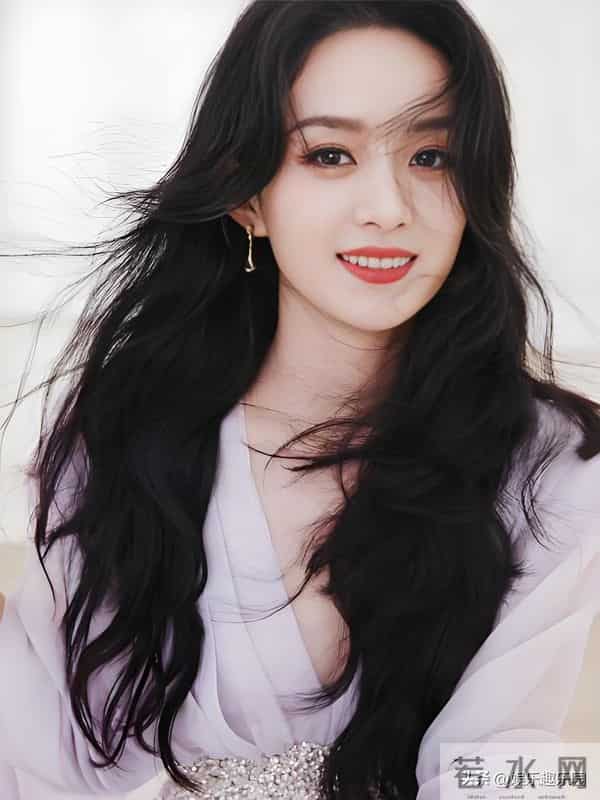 鎏金裙装衬着浅笑，每一缕光影都在诉说她的明媚