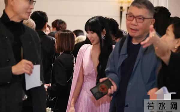 李靓蕾参加邱泽许玮甯婚礼，久违亮相打扮火辣，被吐槽面相都变了