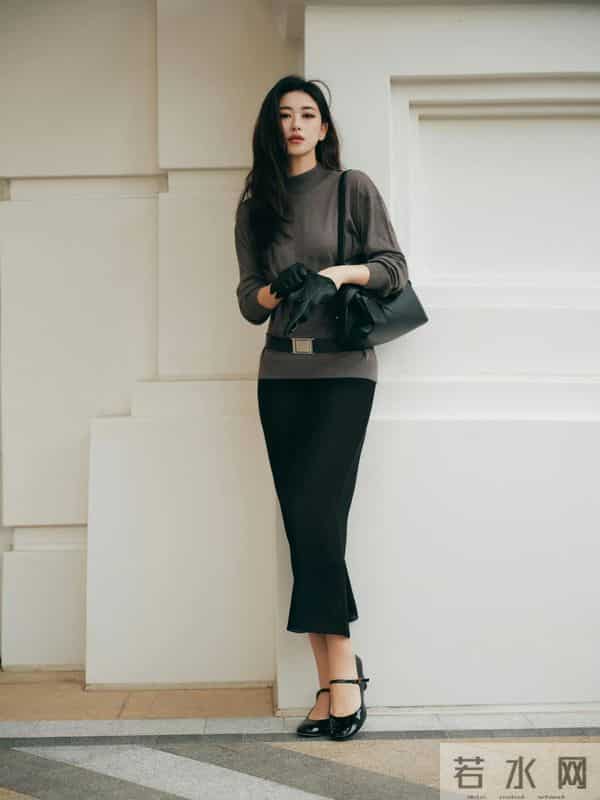 朱珠的“秋日贵气风”太美了，金棕针织配黑腰带，贵气到挪不开眼