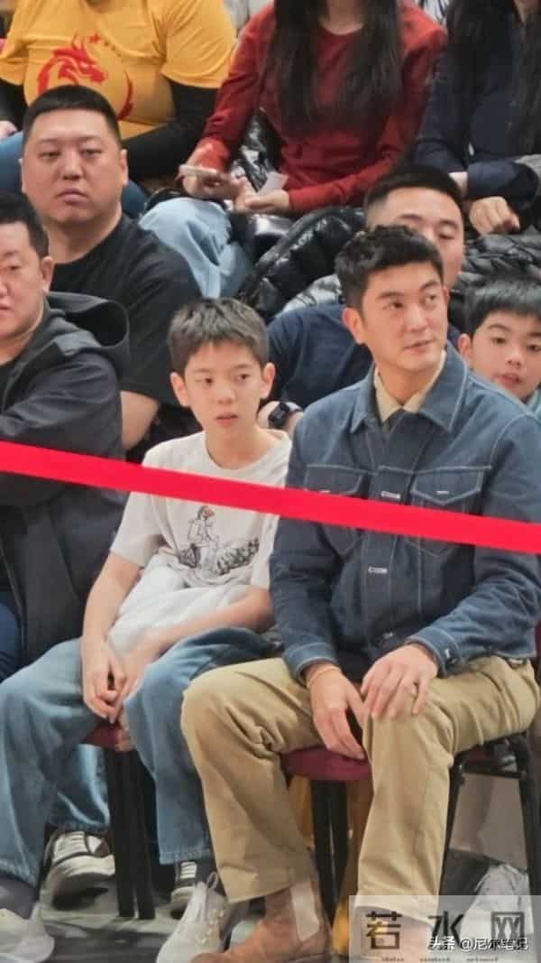 杜江带儿子看篮球，嗯哼与小时候判若两人，摘掉牙套大笑自信多了