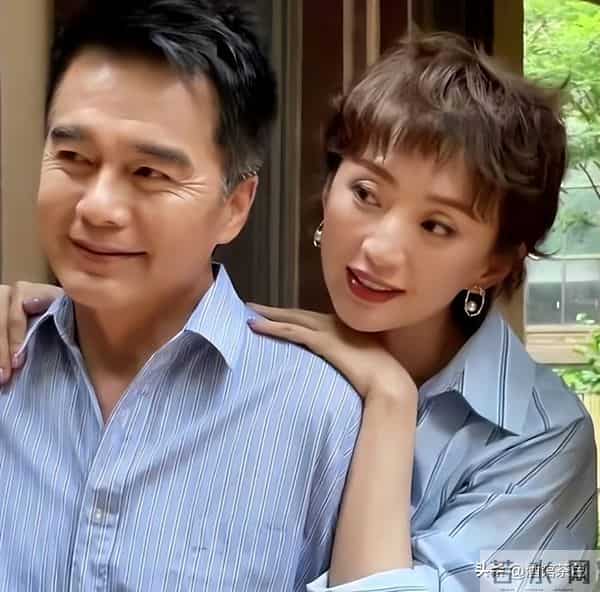 原来他就是许亚军大儿子,中戏毕业1米8大帅哥,和继母长得很像