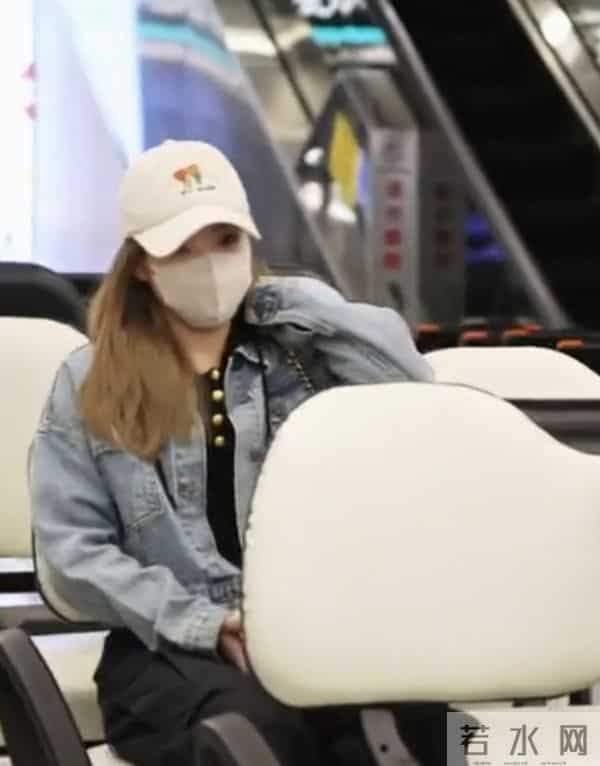 11.28刘诗雯抵达杭州，牛仔外套配帽子尽显休闲洒脱气质