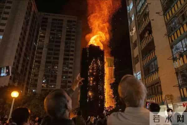 港星妻子称香港火灾祸因是"中国不合规易燃物"，不怪竹制脚手架