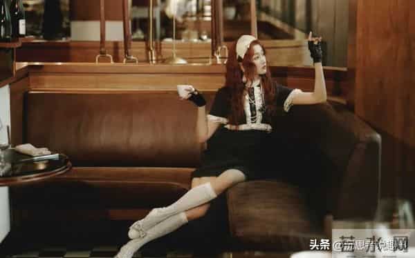 关晓彤红卷配黑裙‖甜酷复古美到心颤