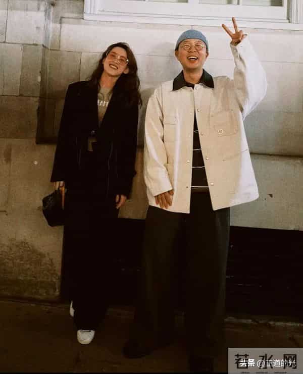 章泽天素颜皮肤紧致似少女 又和杜海涛伦敦同框 一起吃饭比耶合影