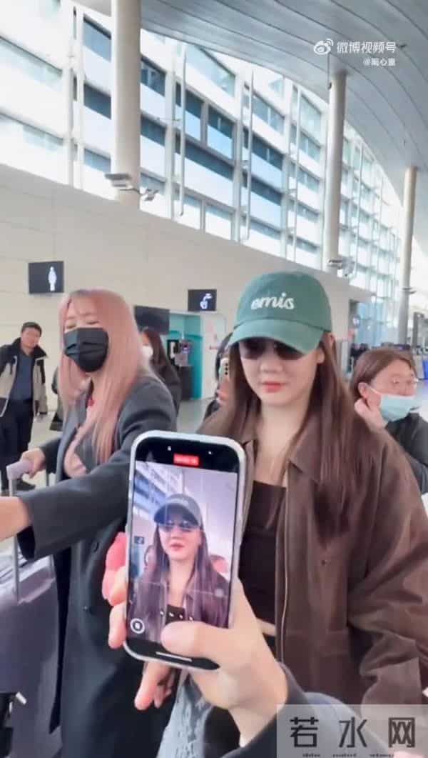 陈梦机场变秀场！穿麂皮夹克配蕾丝围帘喇叭裤，酷飒温柔切换自如