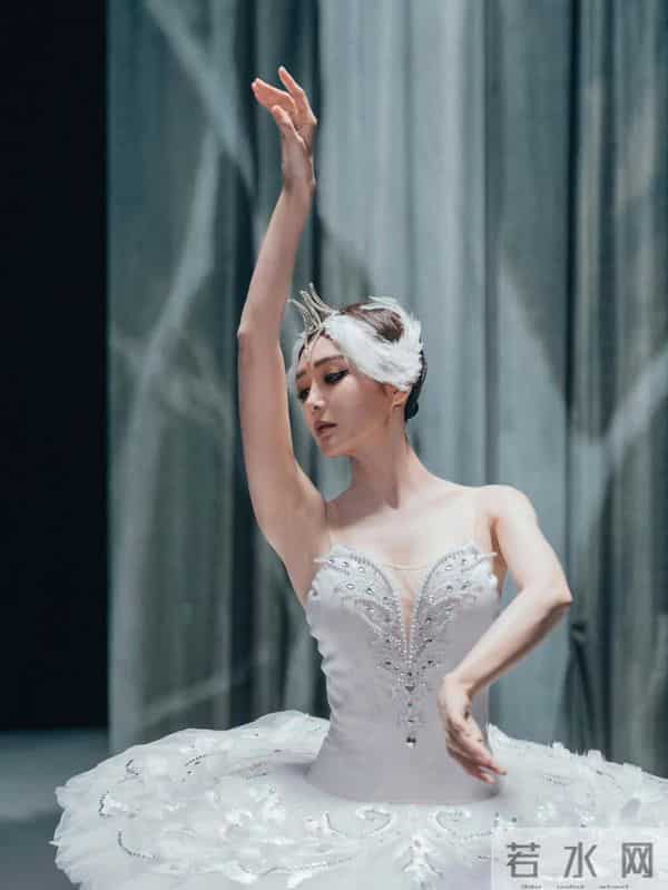 秦岚的芭蕾造型美到失语!月光下的天鹅公主是真实存在的吗