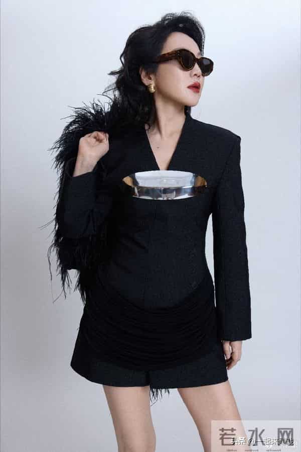 闫妮笑起来的梨涡依旧,眼神清澈明亮,美得如此真实、自然的女神